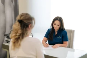 De ce experiența medicului este mai importantă decât aparatura în estetica medicală